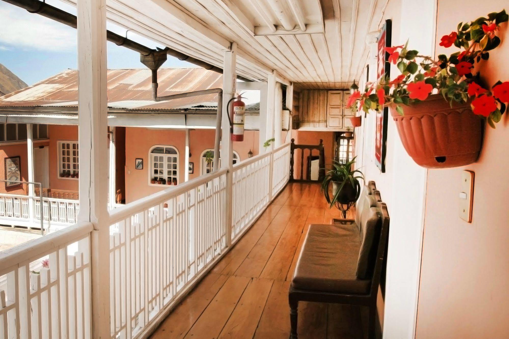 Hotel Europa Alausí エクステリア 写真